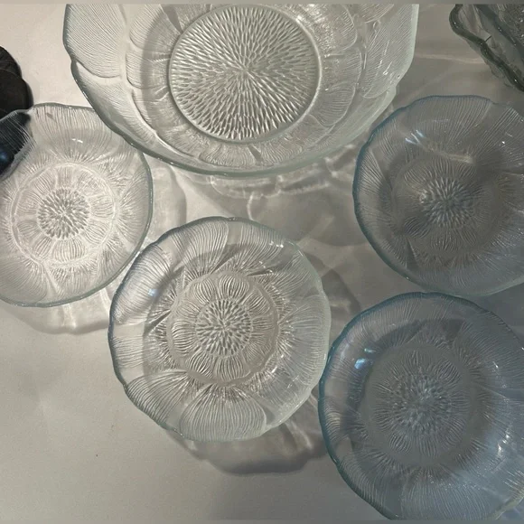 4 Arcoroc Fleur bowls/dishes. 5.75” - Picture 7 of 16